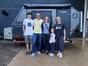 Família com trailer off road - Carbo Campers