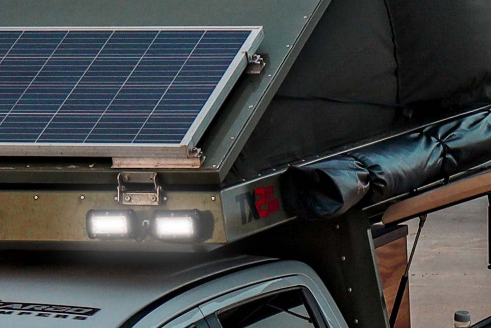 Painel solar e luz de LED em camper para caminhonete - Carbo Campers